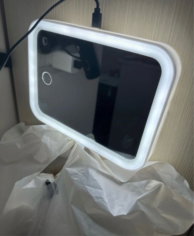 Specchio con supporto e luce