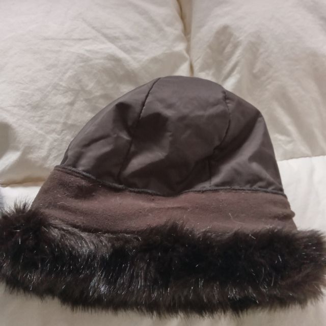 Cappello impermeabile marrone