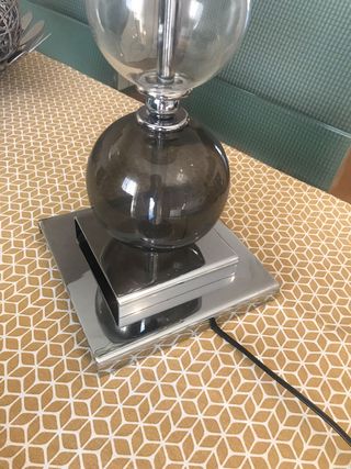 Mesa auxiliar y lámpara salon
