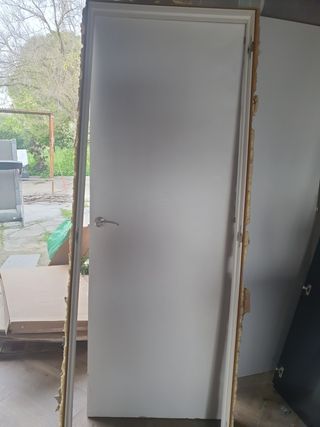 Puertas blancas de paso