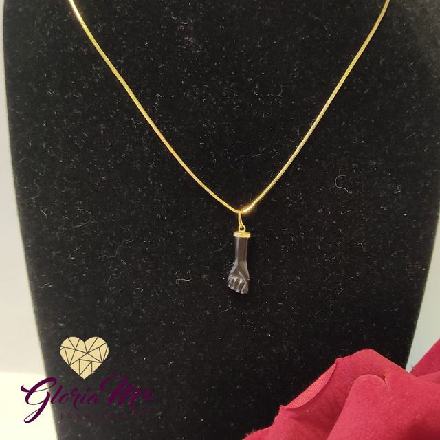 Colgante puño negro en Oro 18k