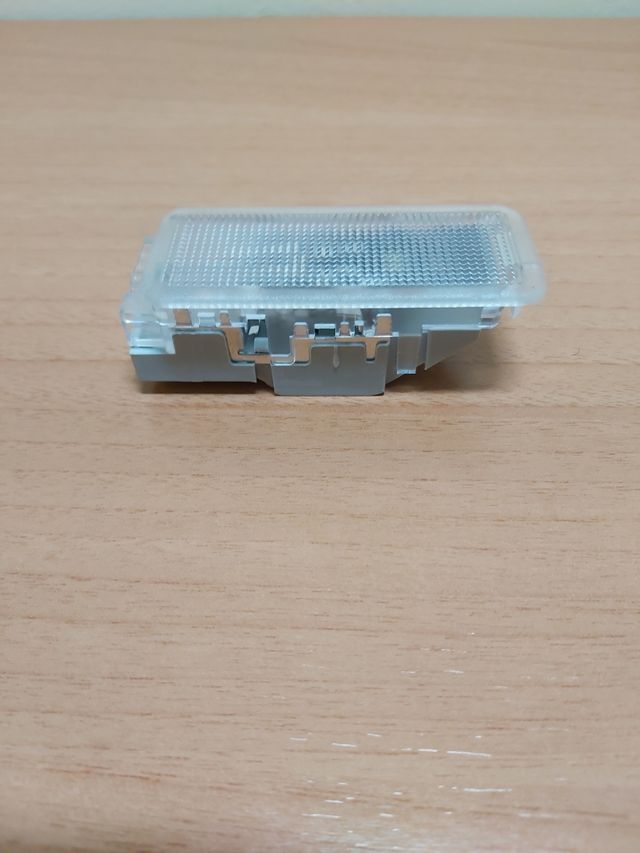 Peugeot 2008 plafon bombilla led maletero