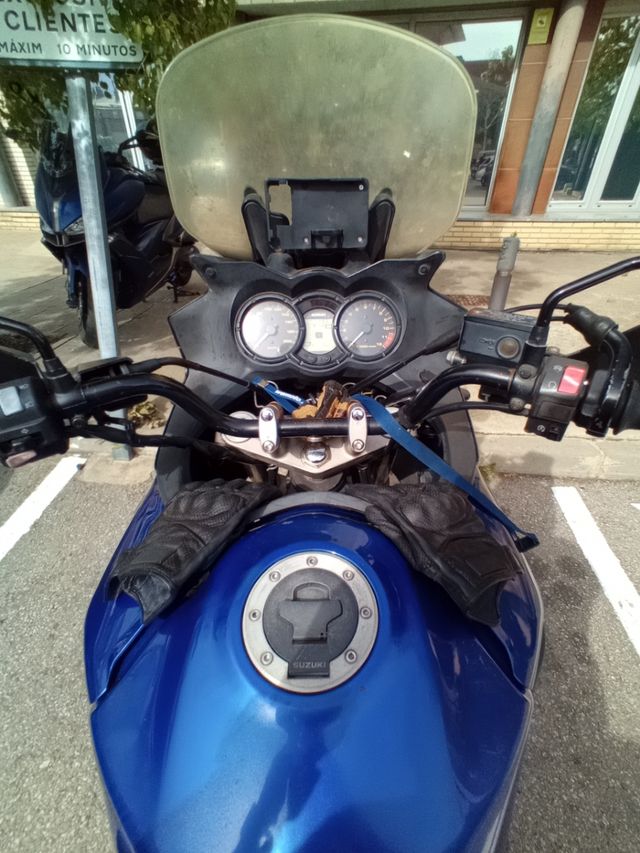 SUZUKI V-STROM DL 650  LISTA PARA LA AVENTURA  ;-)
