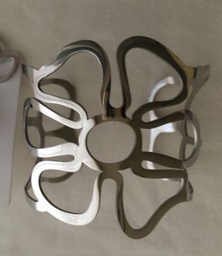 Brazalete y pendientes plateados