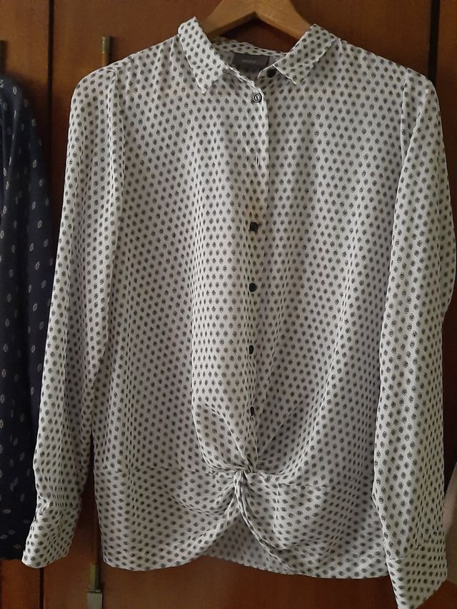 Camisas estampadas anudadas