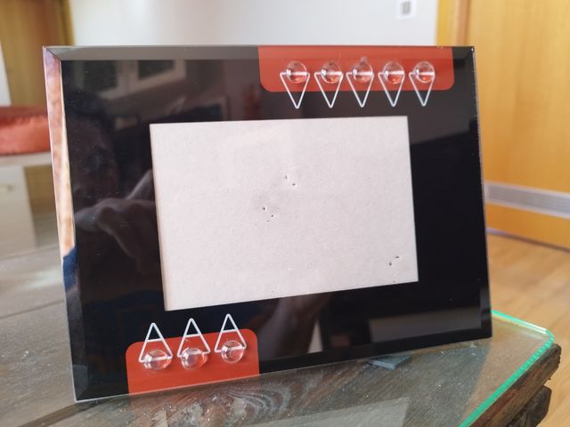 Marco en color negro y rojo con relieve 9x13.