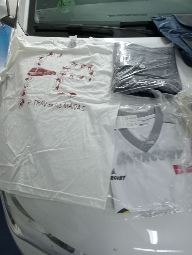 CAMISETAS, CHUBASQUEROS, CHALECOS Y MOCHILAS