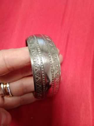 Bracciale rigido con decorazioni