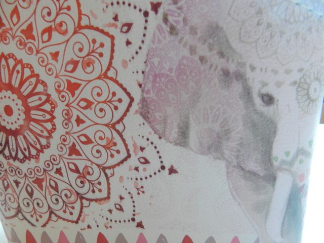 Cesta estampada de cuero sintético y fieltro