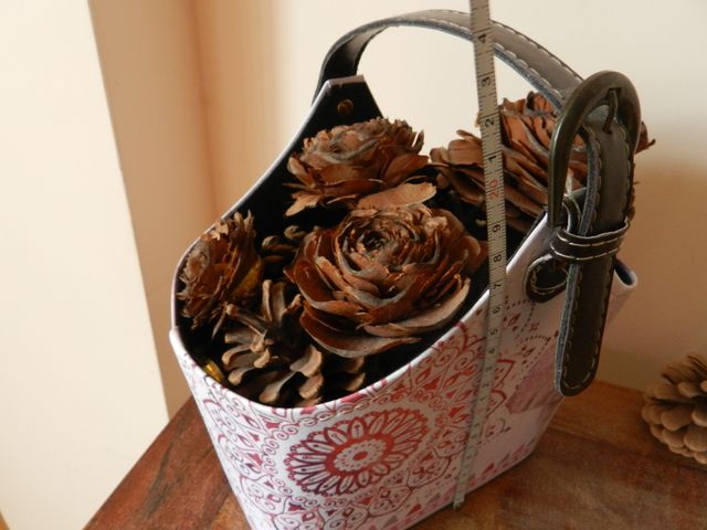 Cesta estampada de cuero sintético y fieltro