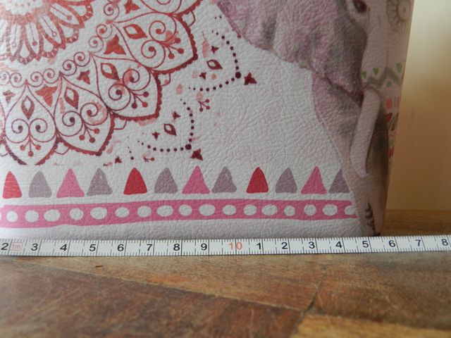 Cesta estampada de cuero sintético y fieltro