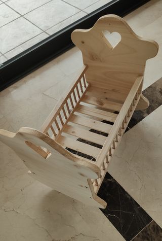Cuna artesanal de madera para muñecas y mascota