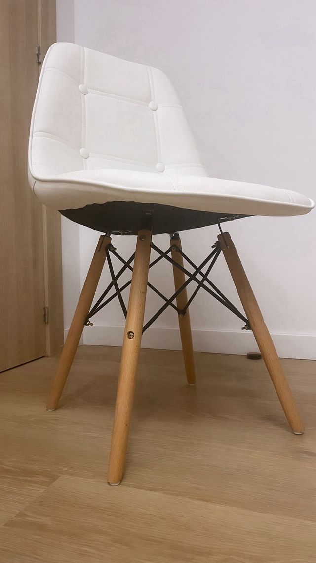 Silla de piel marca Weelko color blanco