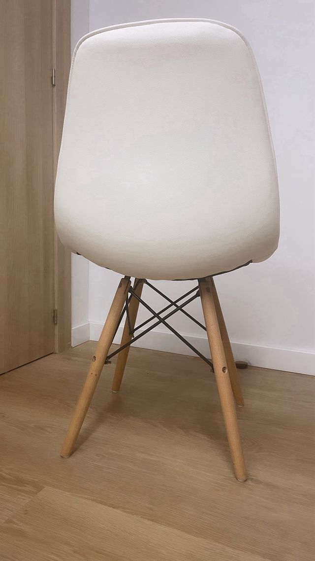 Silla de piel marca Weelko color blanco