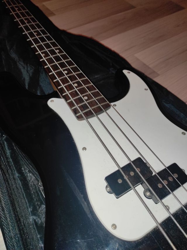 Basso elettrico e amplificatore