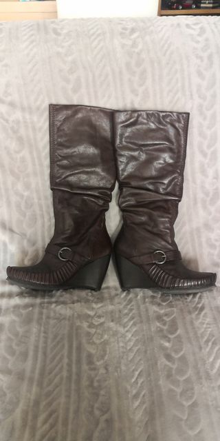 Botas piel talla 38. Biviel