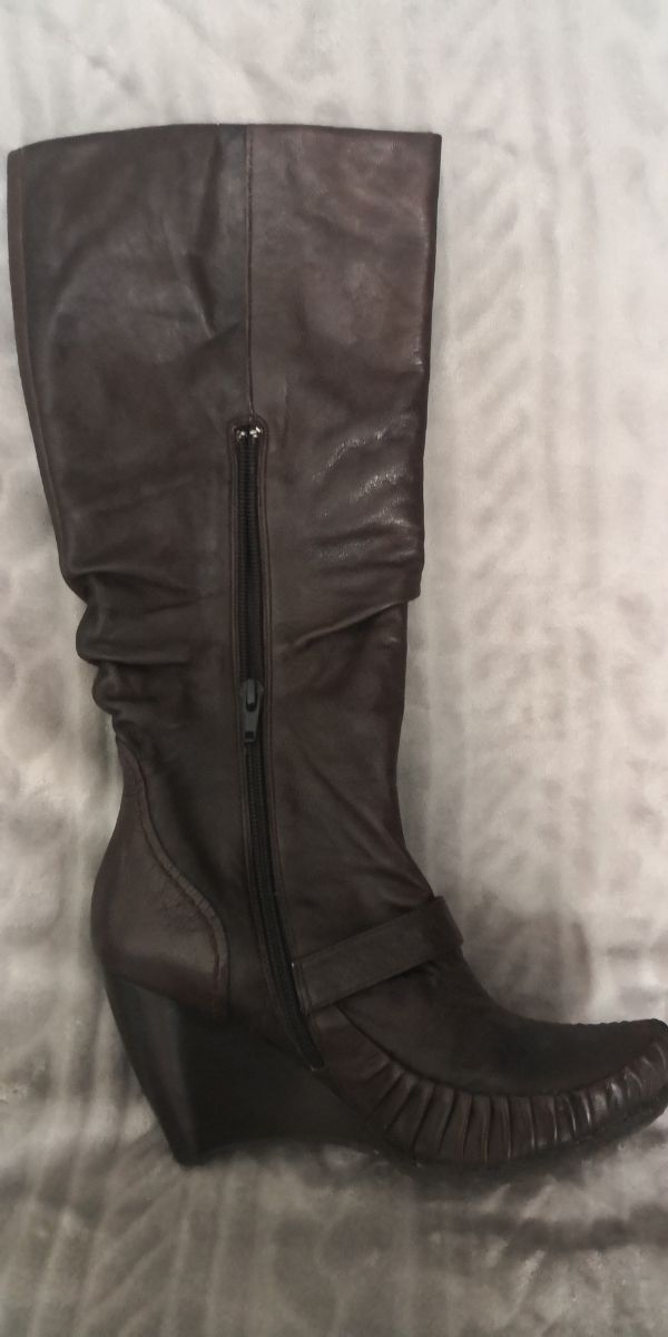 Botas piel talla 38. Biviel