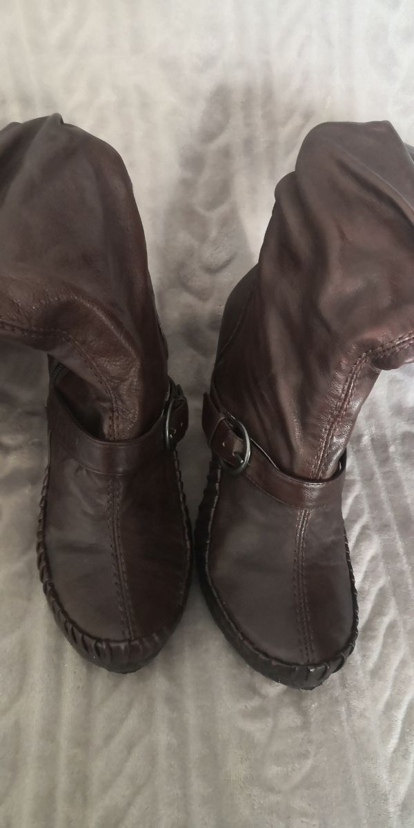 Botas piel talla 38. Biviel