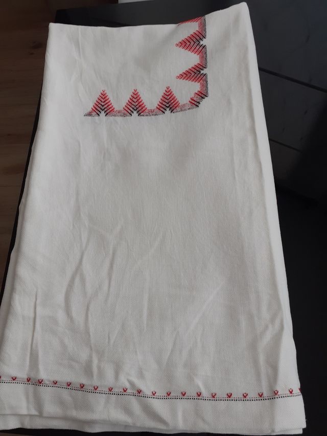 Manteleria bordada con 9 servilletas.