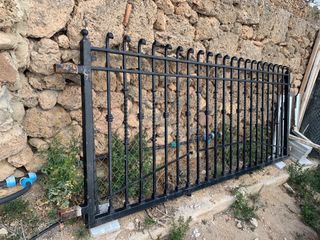 Reja / valla de forja. Hierro macizo.