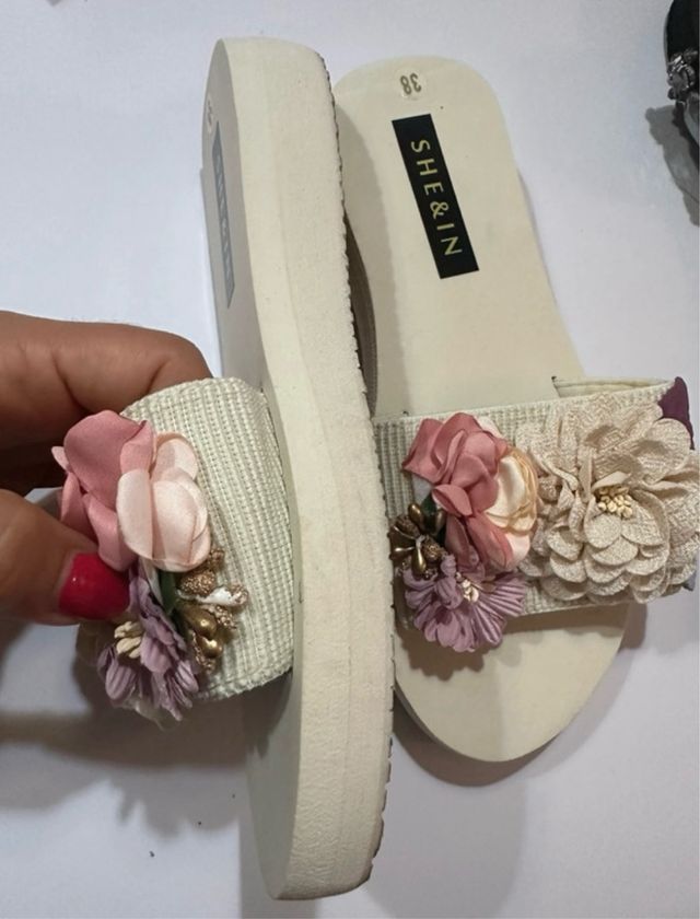 Pantofole con applicazioni floreali
