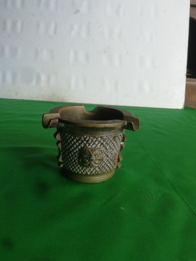 Antiguo cenicero de bronce 