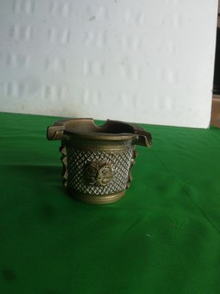 Antiguo cenicero de bronce