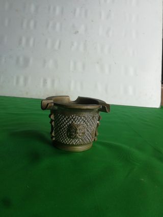 Antiguo cenicero de bronce