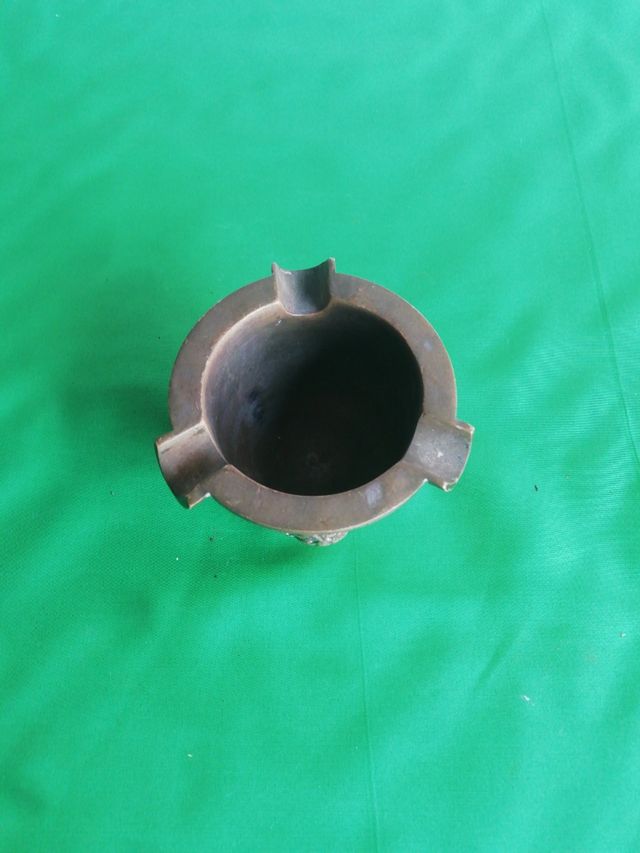 Antiguo cenicero de bronce 