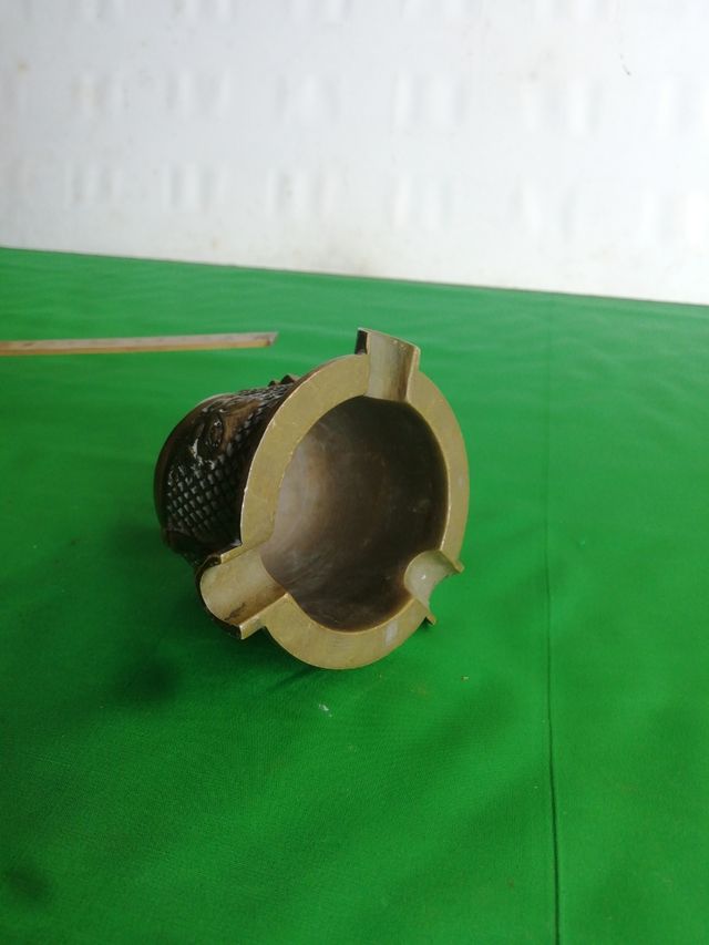 Antiguo cenicero de bronce 