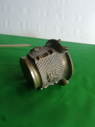 Antiguo cenicero de bronce