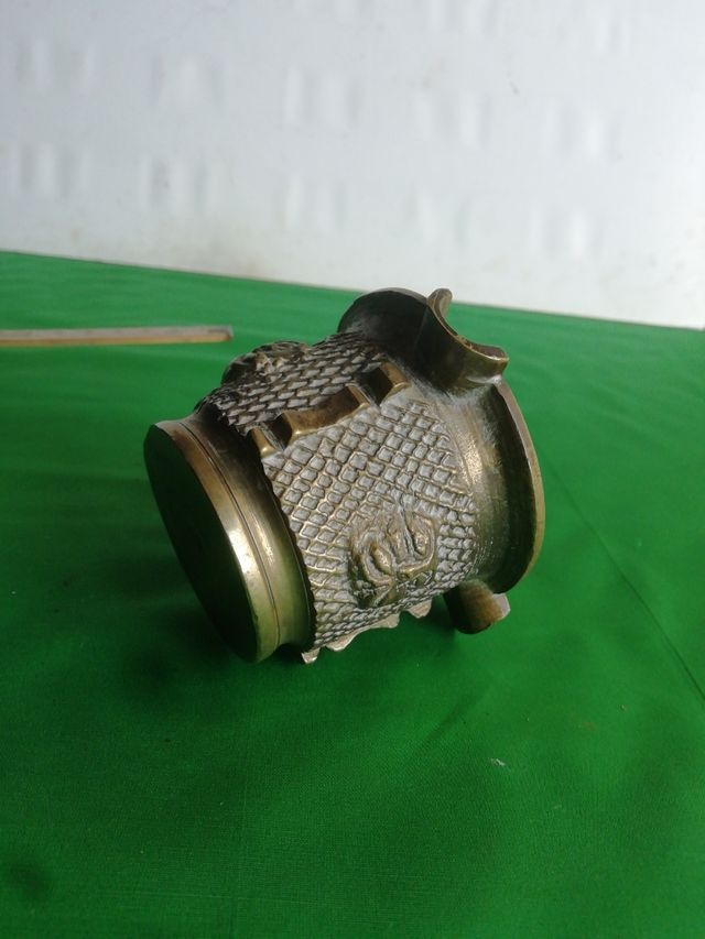 Antiguo cenicero de bronce 