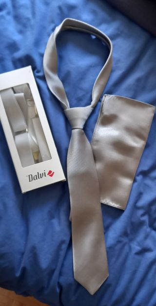 Tirantes esmoquin, corbata y pañuelo gris