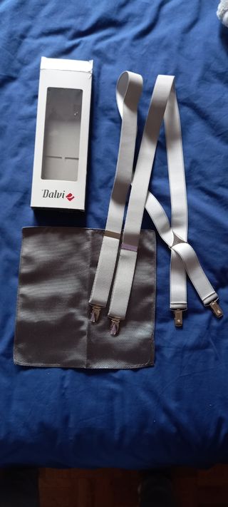 Tirantes esmoquin, corbata y pañuelo gris