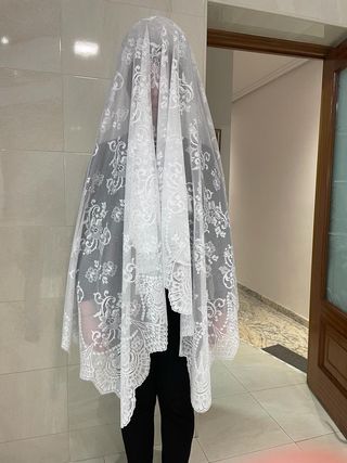 Mantilla blanca de blonda  Mide 1 metro x 2,20 cm