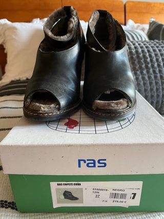 zapatos ras piel cuña