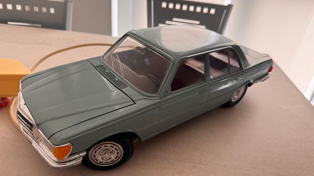 Coche de juguete dirigido vintage