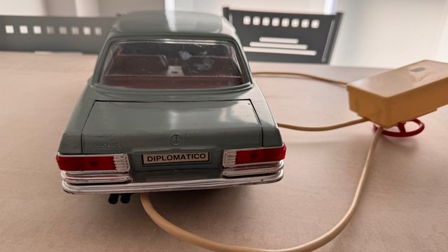 Coche de juguete dirigido vintage