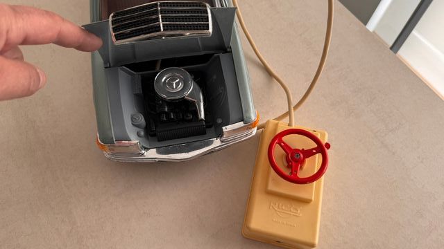 Coche de juguete dirigido vintage