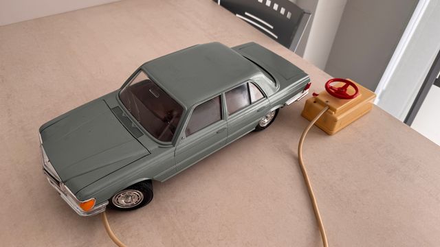 Coche de juguete dirigido vintage