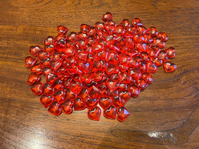 Corazones rojo translucido acrílico. 145 piezas.