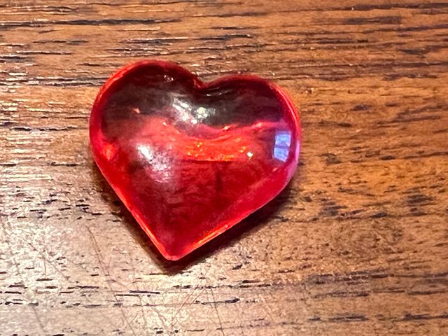 Corazones rojo translucido acrílico. 145 piezas.