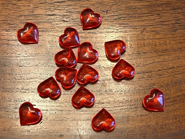 Corazones rojo translucido acrílico. 145 piezas.
