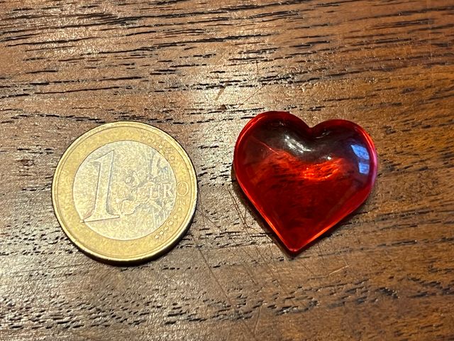 Corazones rojo translucido acrílico. 145 piezas.