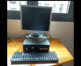 Ordenador de sobremesa con pantalla teclado 