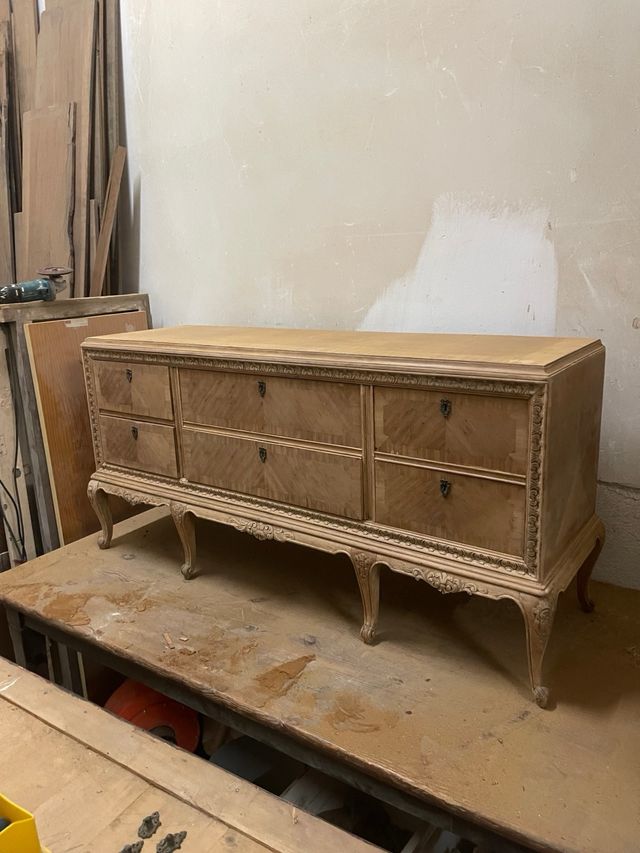 Bufette antiguo de madera con rosetones