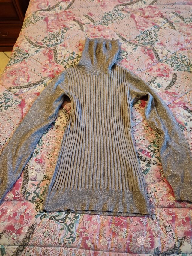 Maglione donna con collo alto.