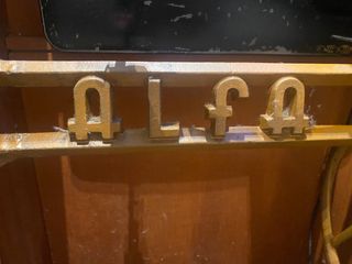 Máquina de coser Alfa y mueble