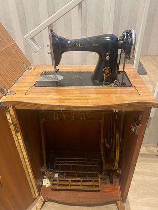 Máquina de coser Alfa y mueble