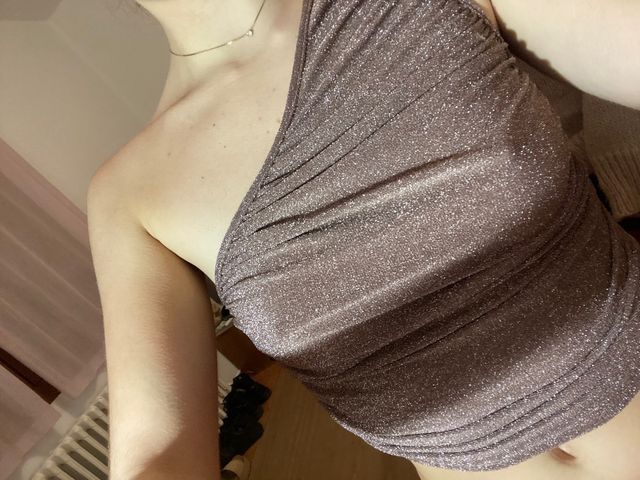 Top dorado asimétrico con brillo 